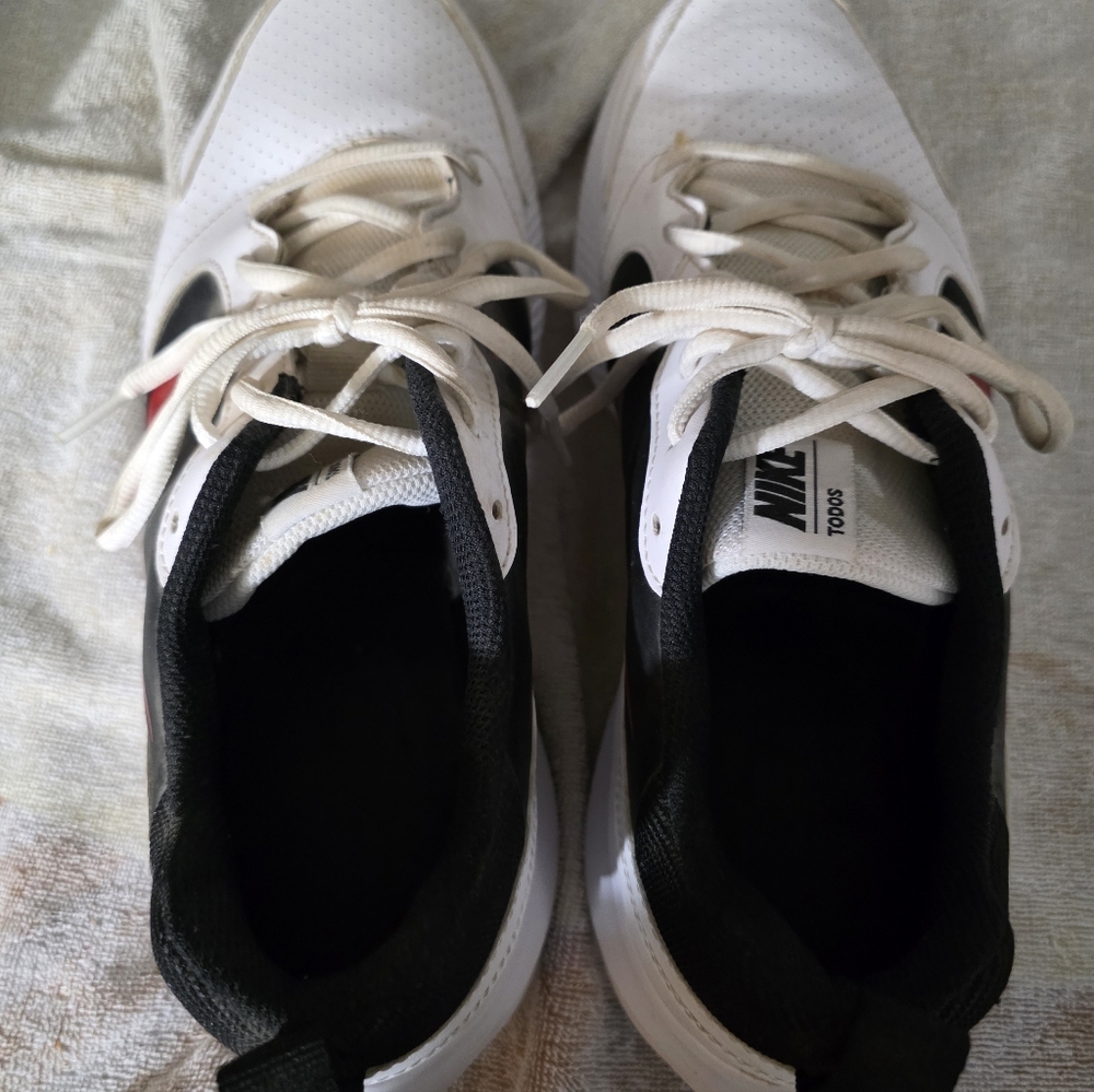 Nike Todos Size 10.5 Mens White Black and Red Athletic Sneakers